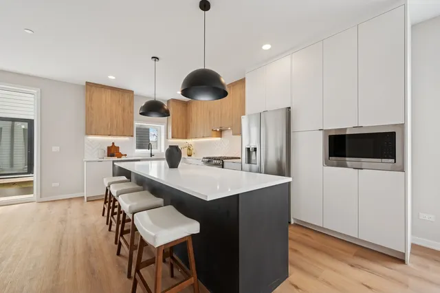 $650,000 | 944 Beloit Avenue, Unit 5, Forest Park, IL 60130