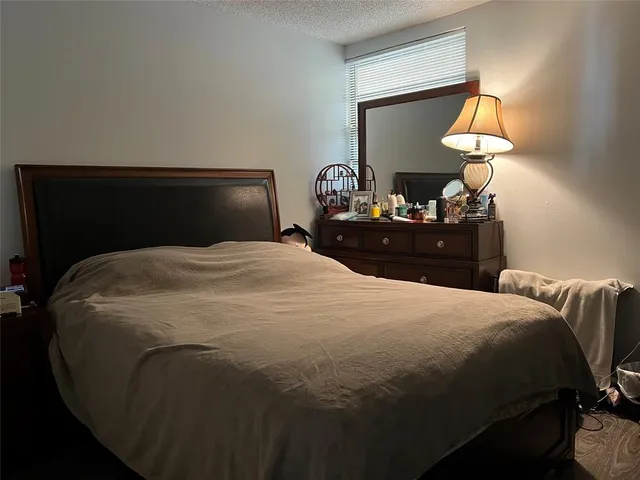 a view of entryway and a yard