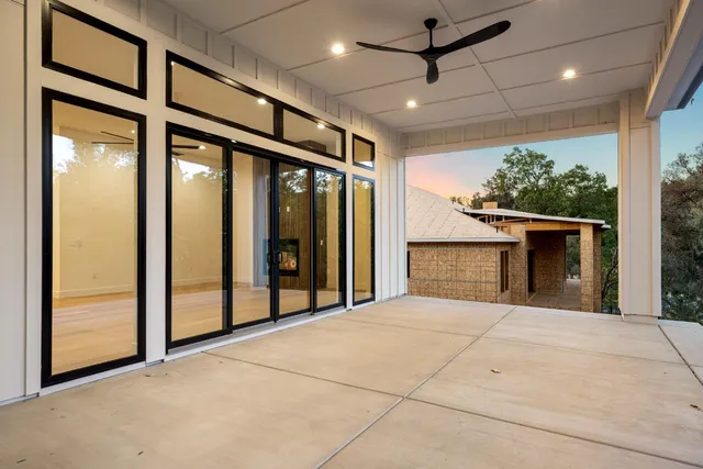 a view of an entryway with livingroom