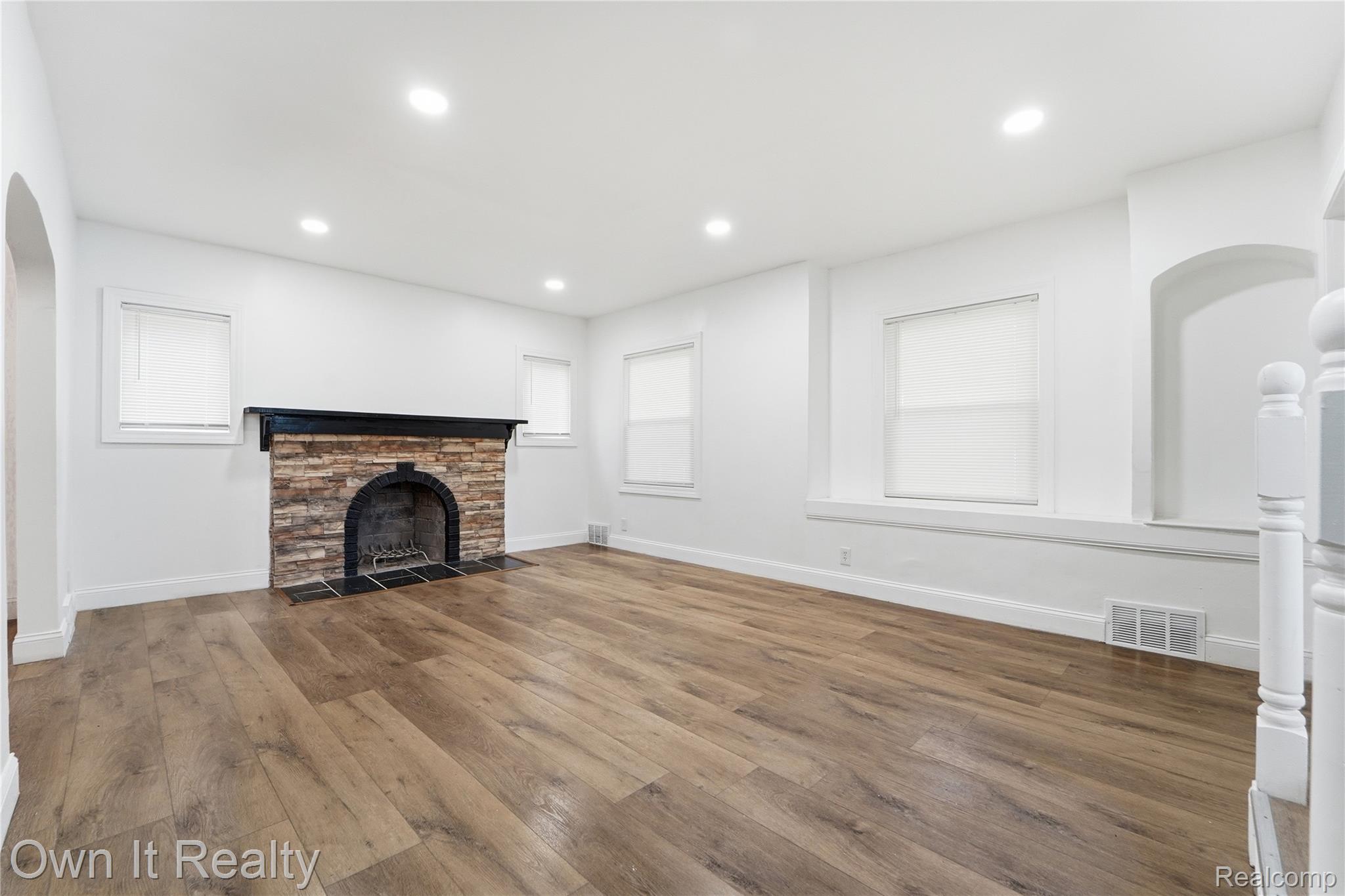 17351 Appoline Street Detroit, MI 48235 - Photo 6 of 34 Living room