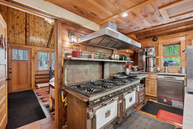 $1,695,000 | 10472-71 West Murphy Boulevard, Hayward, WI 54843