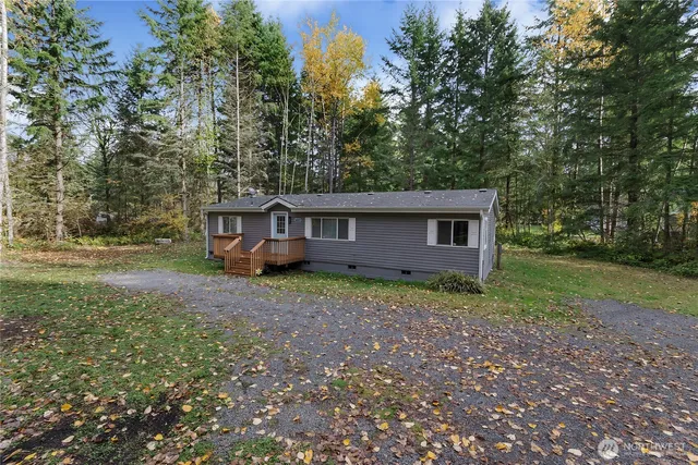 a view of a house with yard and a tree