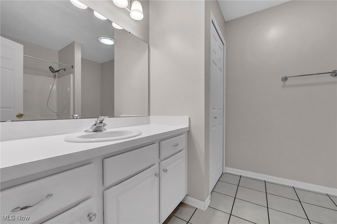 6745 Rock Ridge Court Cleveland, OH 44130 - Photo 21 of 33 Nicely appointed main full bath.