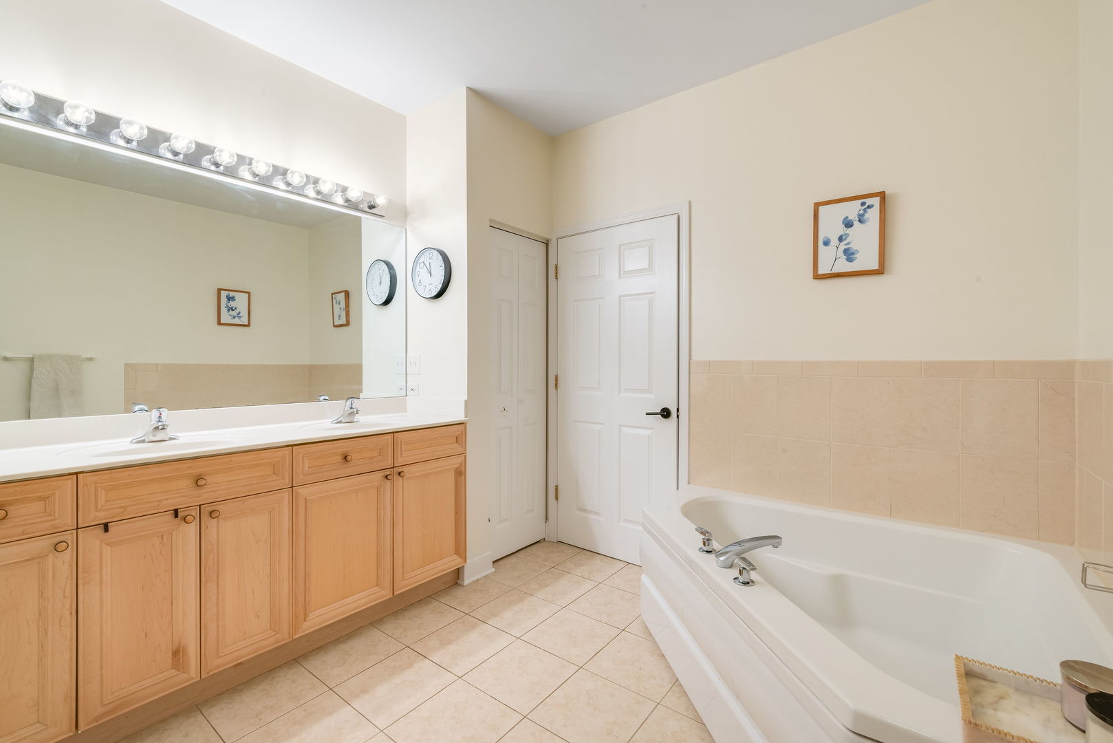 620 McHenry Road, Unit 102 Wheeling, IL 60090 - Photo 15 of 18 a spacious bathroom with a tub sink and mirror