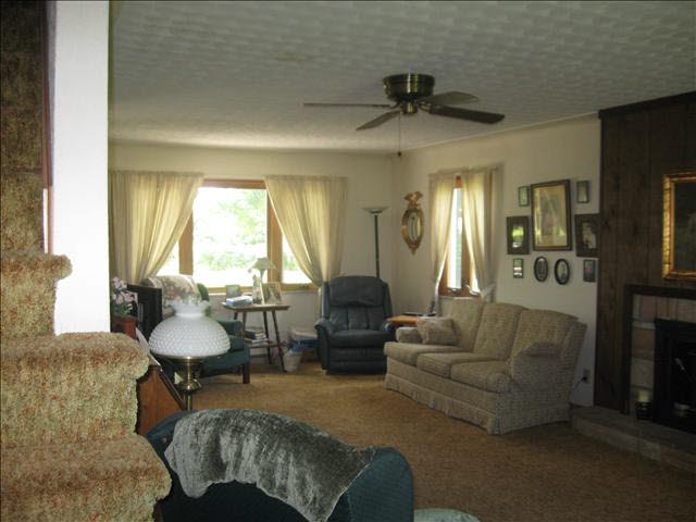 3467 Section Road Lambertville, MI 48144 - Photo 11 of 16 Living Room
