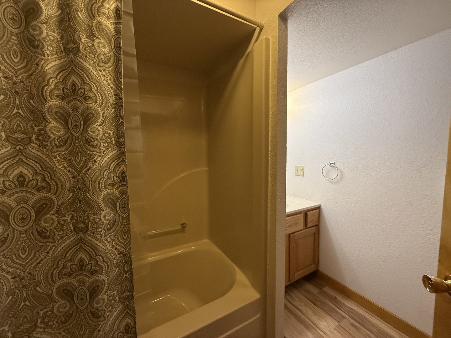 136 Bonnie Brae Road Carbondale, IL 62901 - Photo 23 of 30 a bathroom with a tub and shower