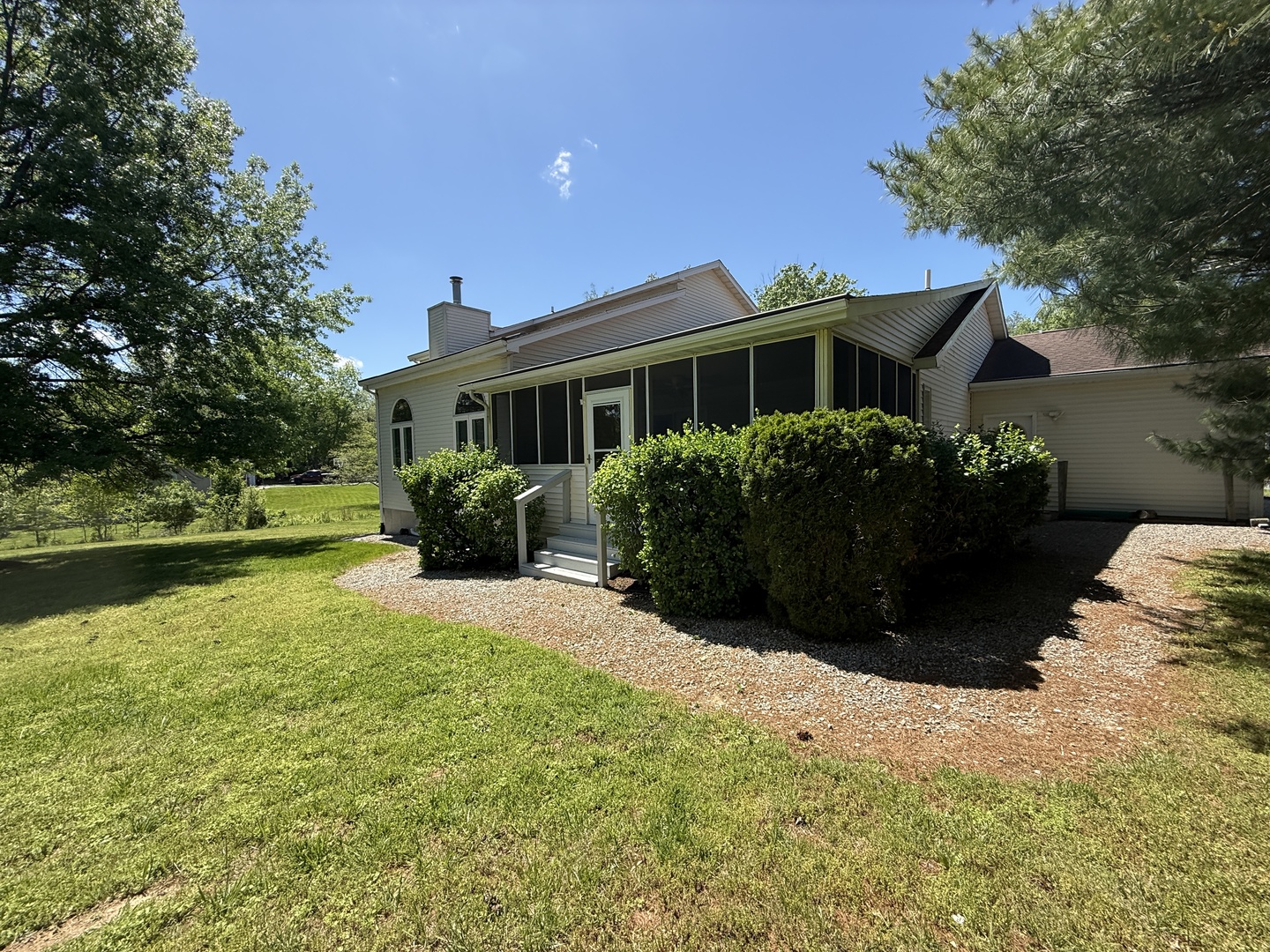 136 Bonnie Brae Road Carbondale, IL 62901 - Photo 29 of 30 a front view of a house with a garden