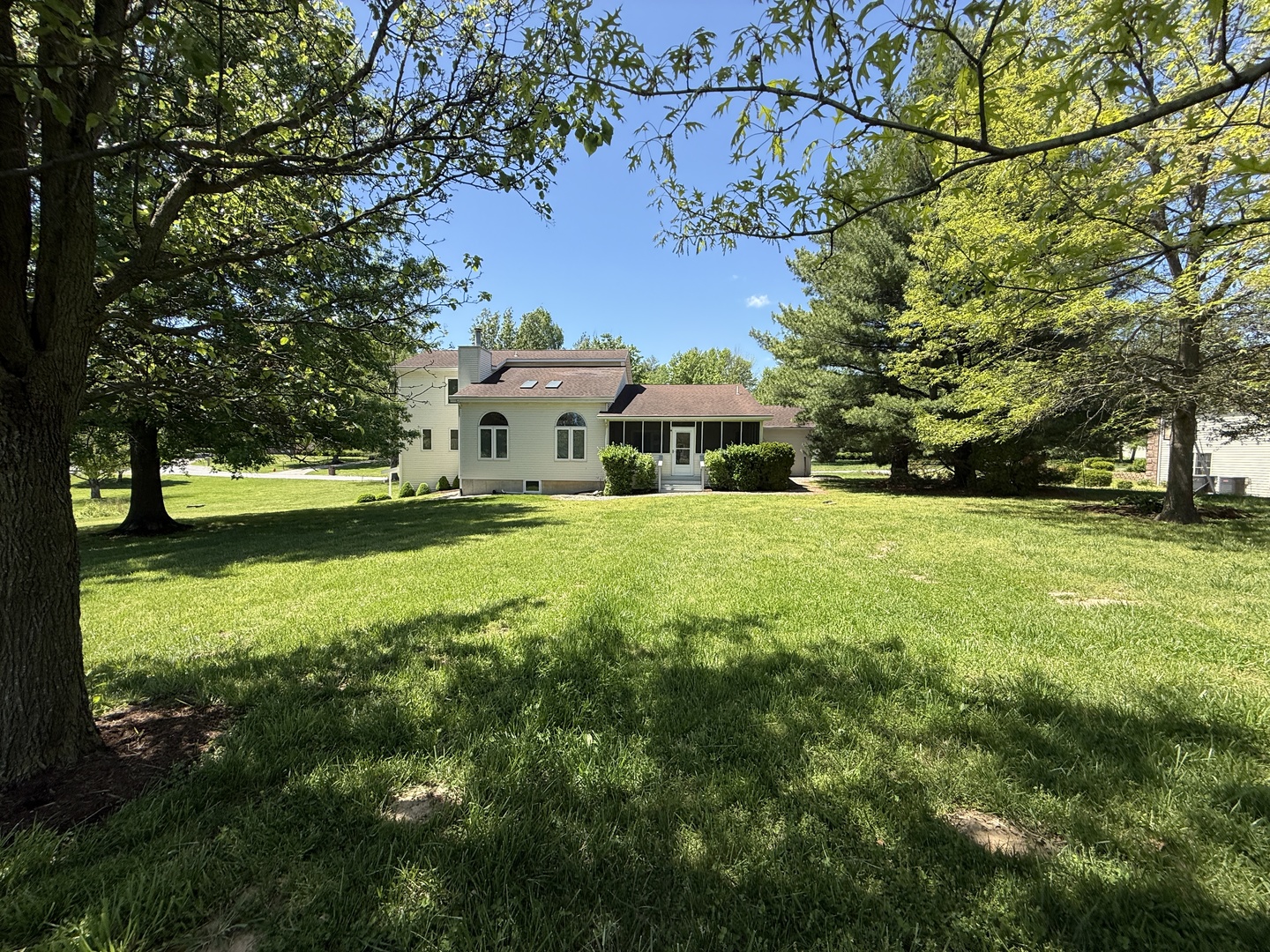 136 Bonnie Brae Road Carbondale, IL 62901 - Photo 3 of 30 a view of a house with a big yard
