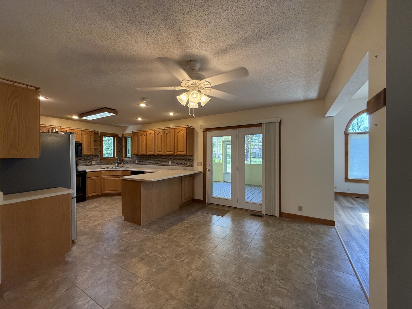 136 Bonnie Brae Road Carbondale, IL 62901 - Photo 7 of 30 a large kitchen with a large counter top appliances and cabinets