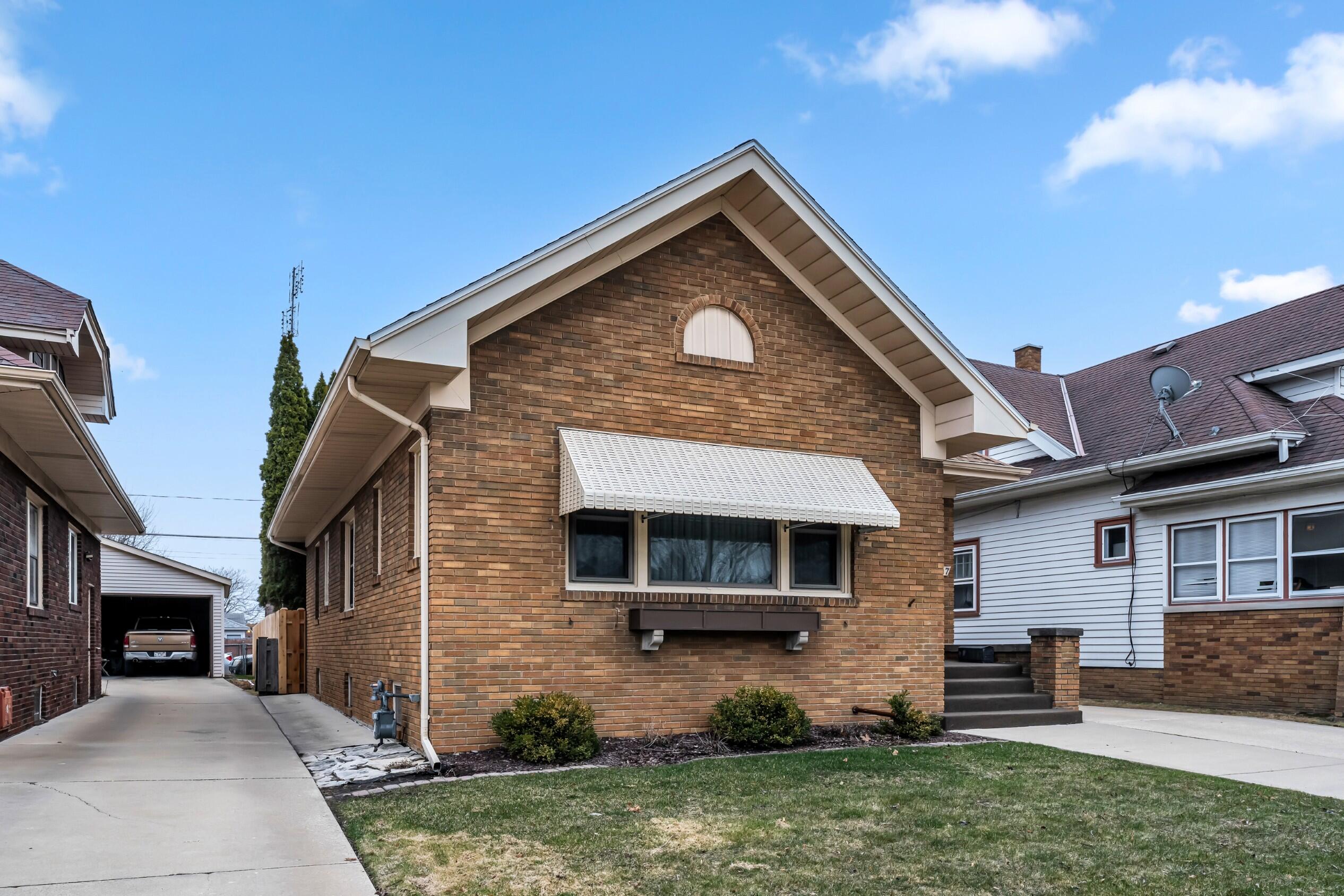 2607 Lasalle Street Racine, WI 53402 - Photo 3 of 54 Photo (3)