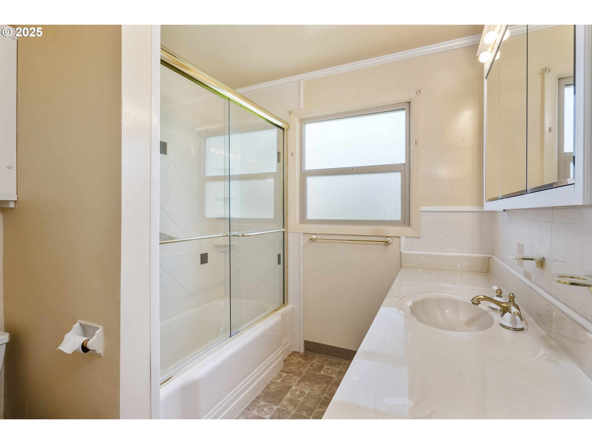 2715 Harding Street Longview, WA 98632 - Photo 20 of 47 Bathroom