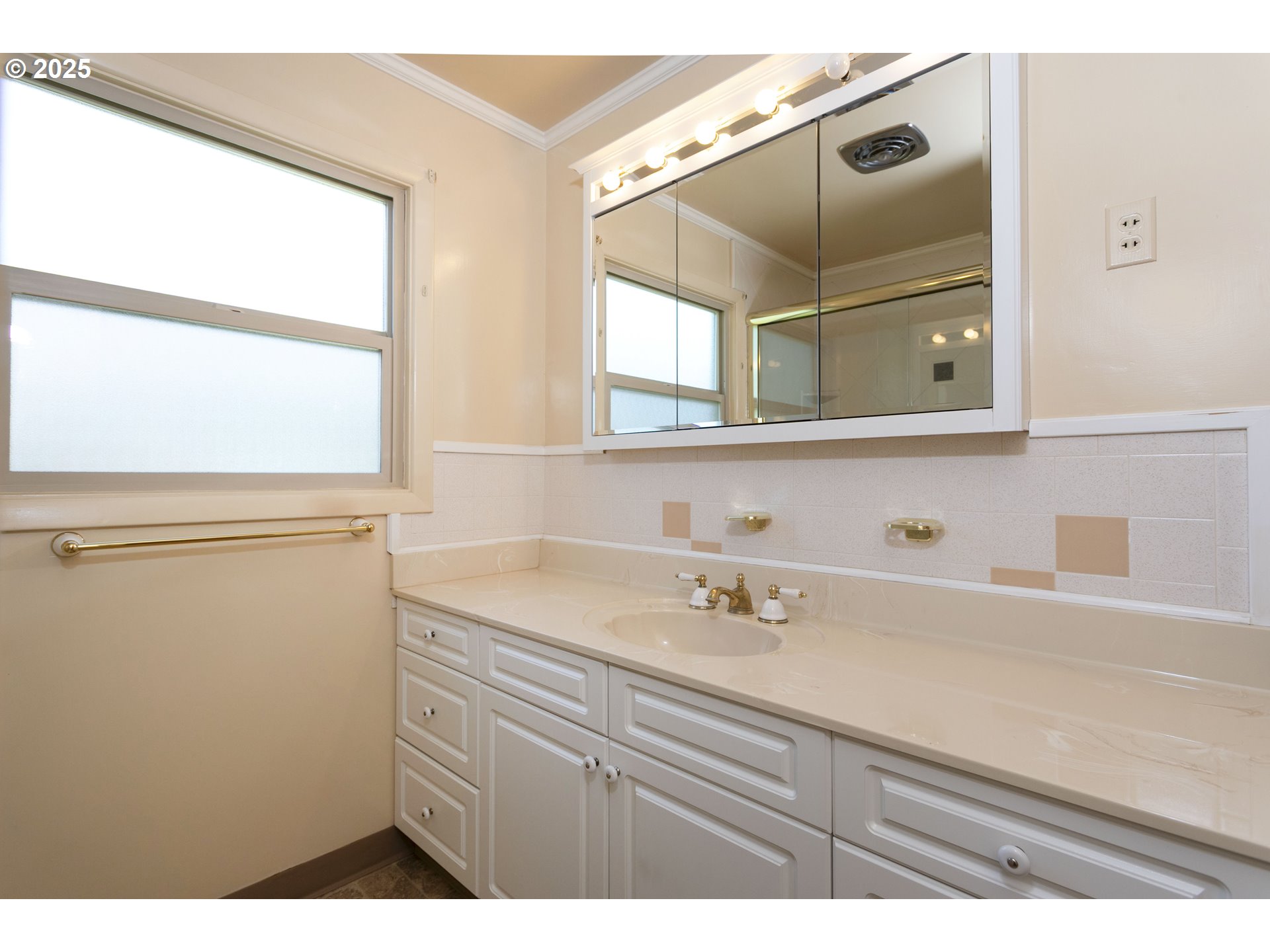 2715 Harding Street Longview, WA 98632 - Photo 21 of 47 Bathroom