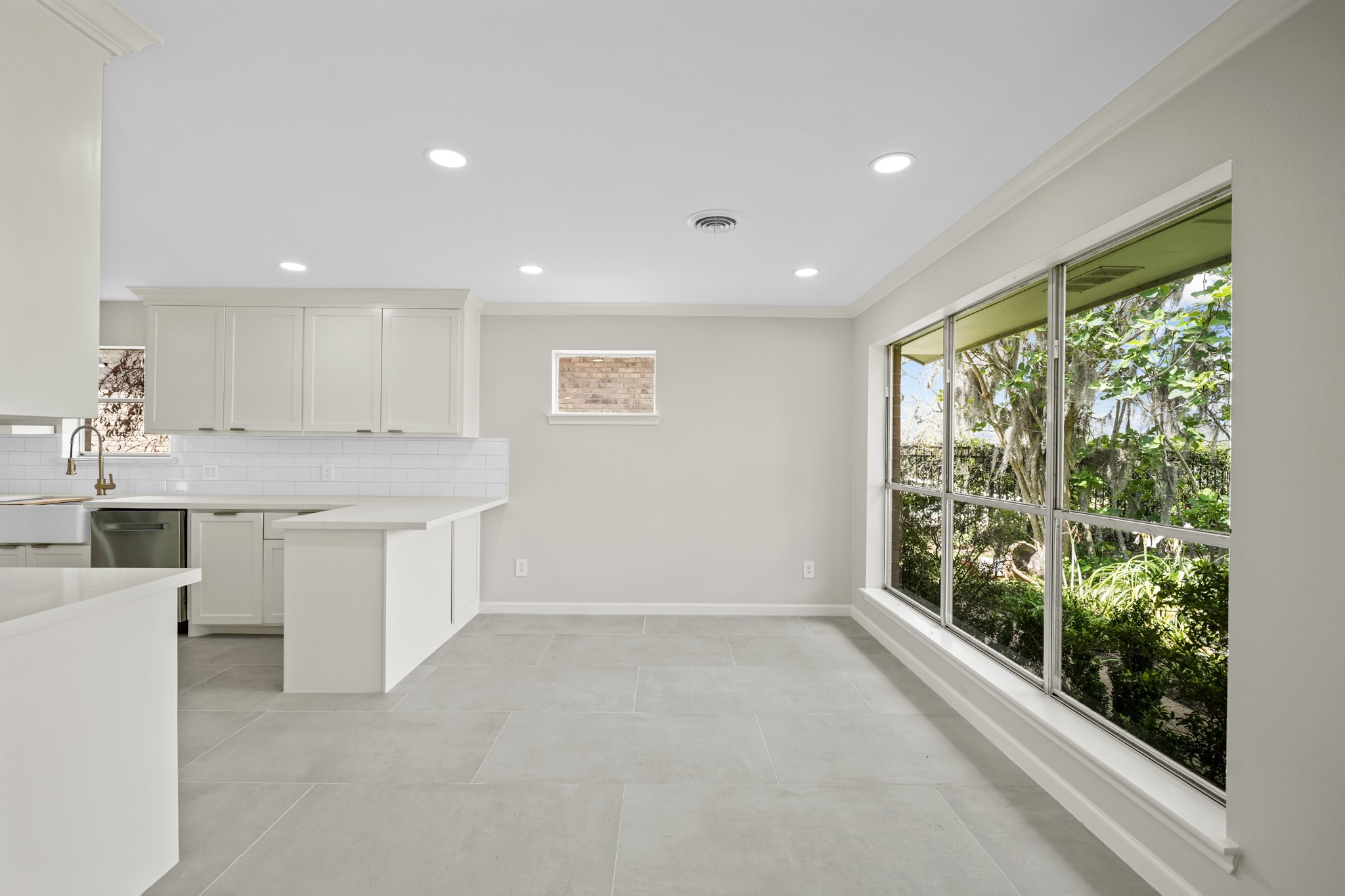 2261 Riverside Drive West Columbia, TX 77486 - Photo 19 of 44 Sunny breakfast area overlooks water so you can watch the migrant birds and enjoy your beautiful garden!