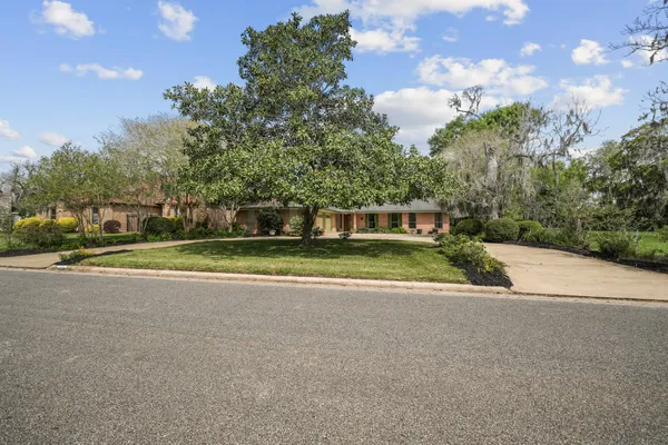 $398,000 | 2261 Riverside Drive, West Columbia, TX 77486