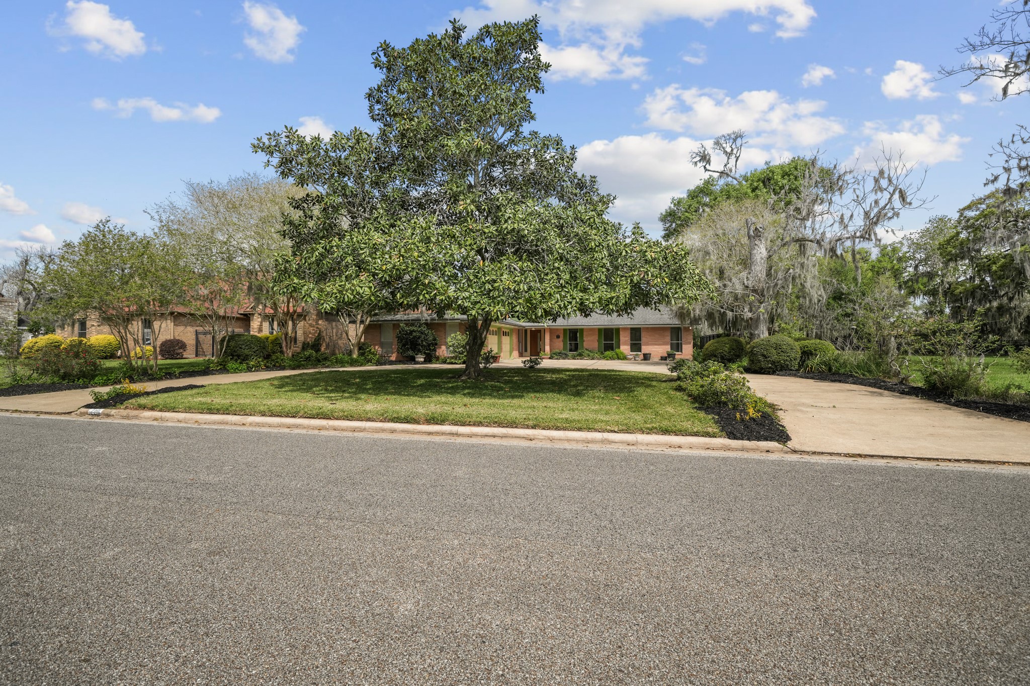 2261 Riverside Drive West Columbia, TX 77486 - Photo 3 of 44 Circle drive and gorgeous curb appeal