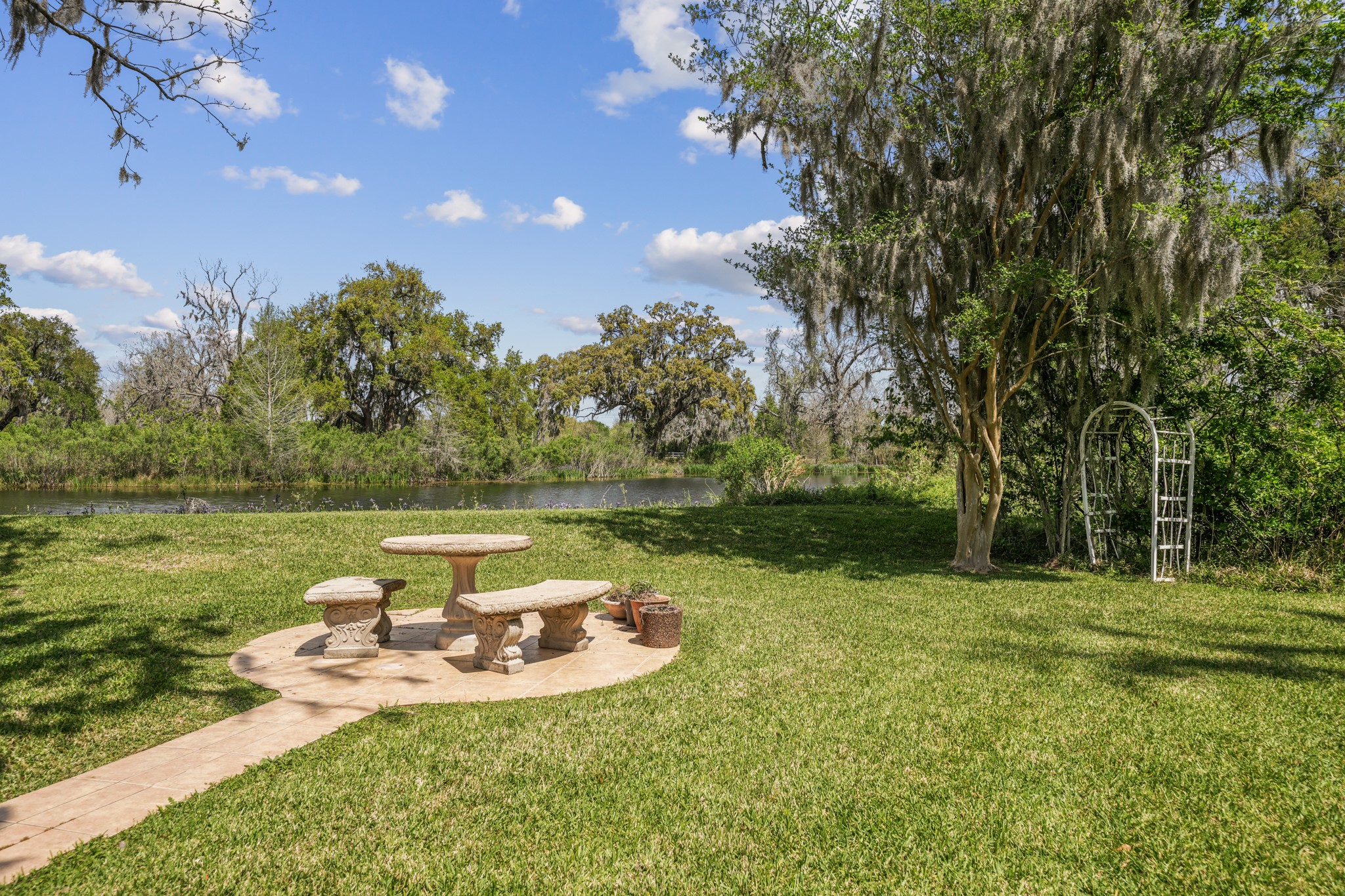 2261 Riverside Drive West Columbia, TX 77486 - Photo 36 of 44 Small sitting area is a perfect spot of lunch or a glass of wine...