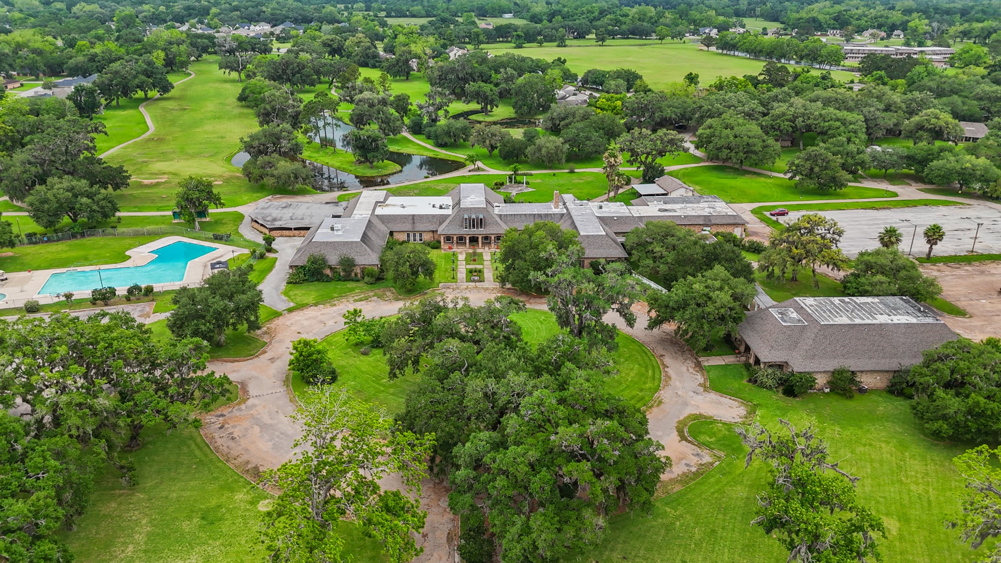 2261 Riverside Drive West Columbia, TX 77486 - Photo 43 of 47 an aerial view of residential house with outdoor space and swimming pool