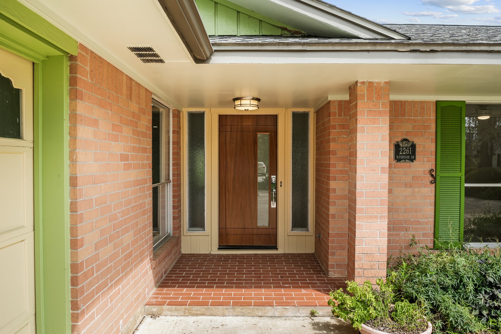 2261 Riverside Drive West Columbia, TX 77486 - Photo 6 of 44 New front door and hardware 2026