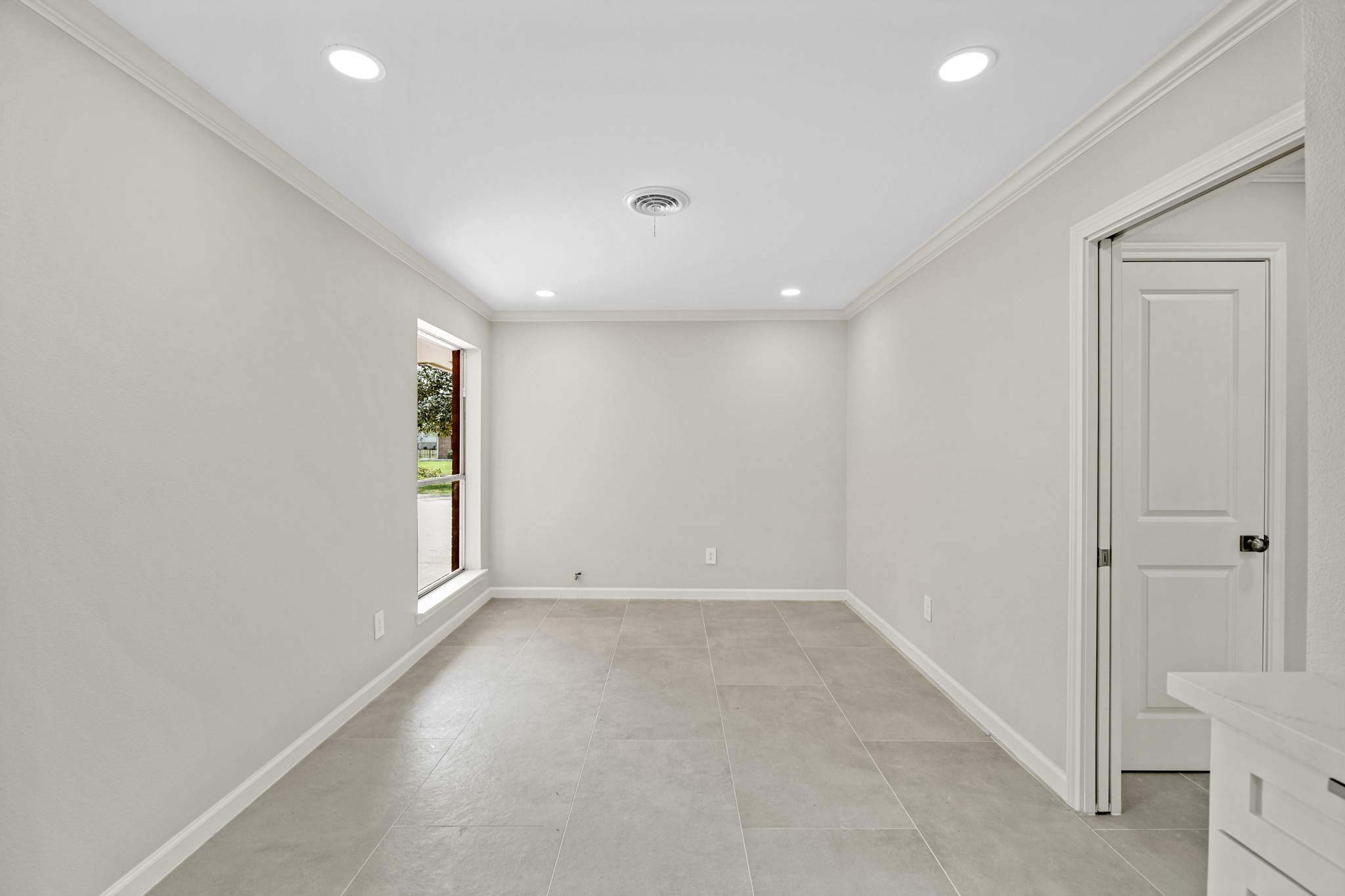 2261 Riverside Drive West Columbia, TX 77486 - Photo 9 of 44 Formal dining with recessed lighting