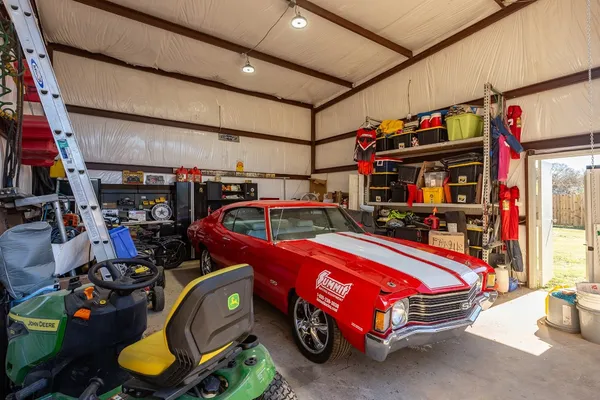 a view of a livingroom with furniture and a ceiling fan
