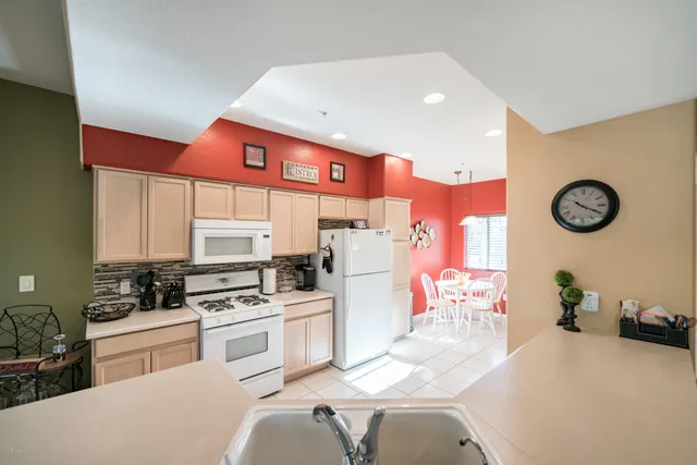 $2,600 | 7401 West Arrowhead Clubhouse Drive, Unit 2013, Glendale, AZ 85308