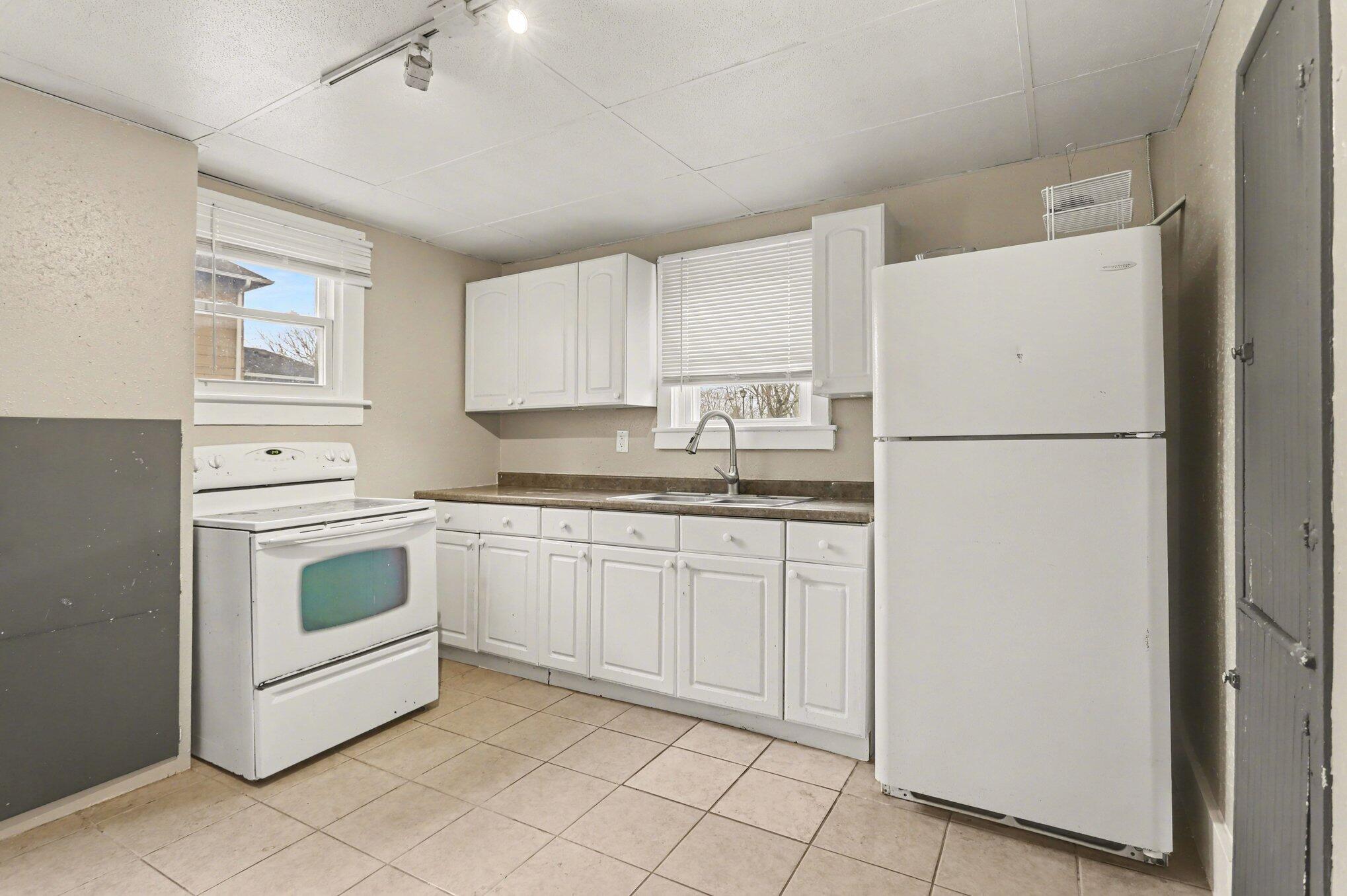 210 West Bennett Street Three Rivers, MI 49093 - Photo 14 of 17 1 bed unit - Kitchen