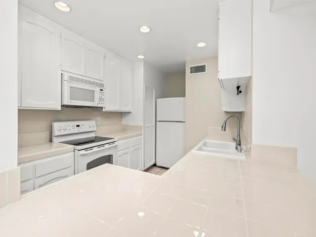 $4,150 | 2639 Pirineos Way, Unit 231, Carlsbad, CA 92009