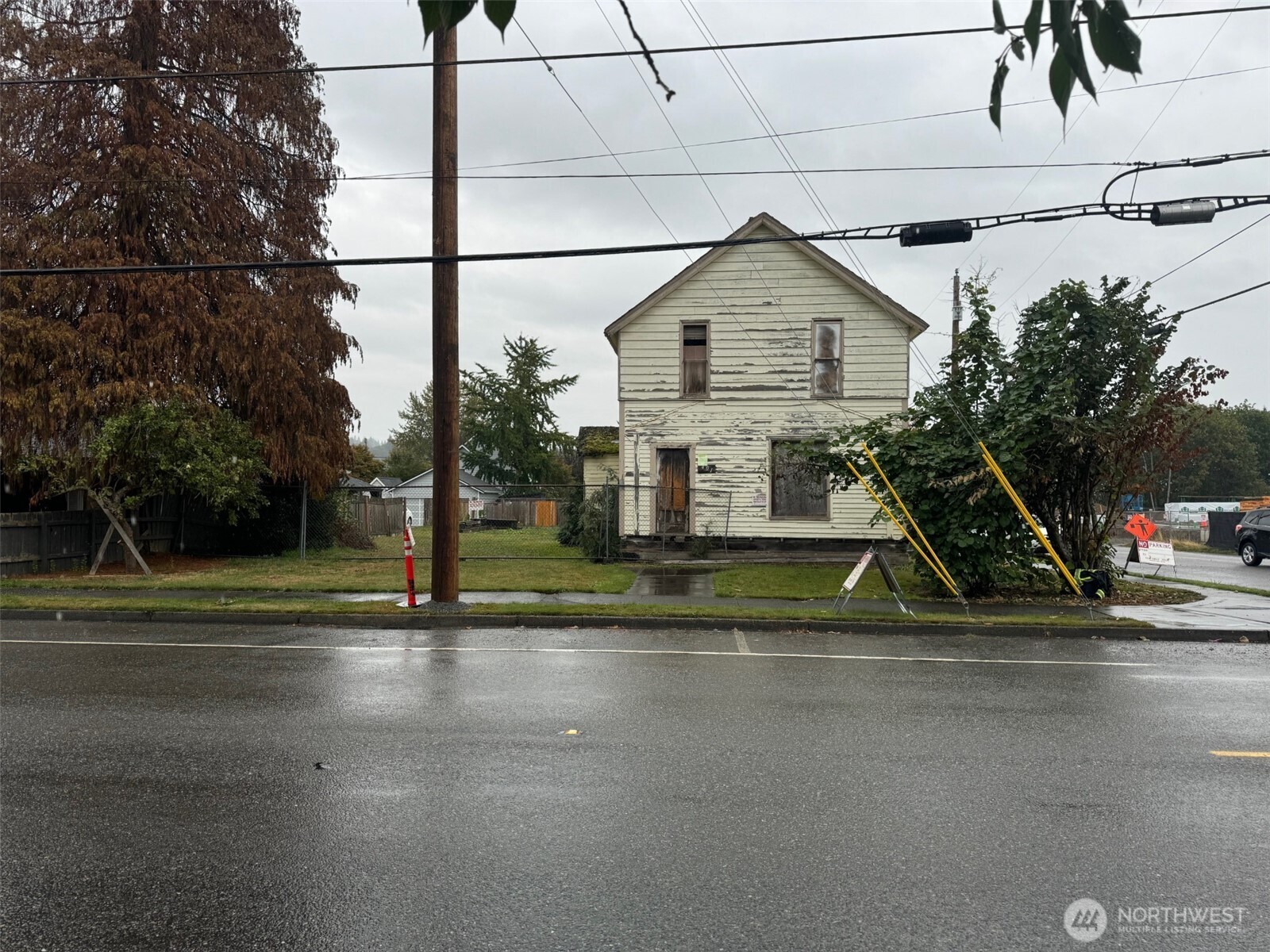 401 Pine Avenue Snohomish, WA 98290 - Photo 1 of 5 a view of street with small houses