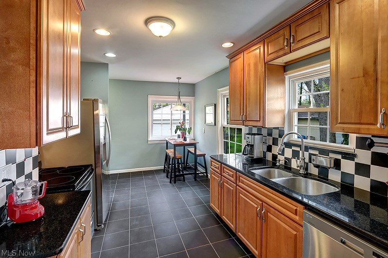 3272 East Scarborough Road Cleveland, OH 44118 - Photo 12 of 18 Upgraded eat-in kitchen.