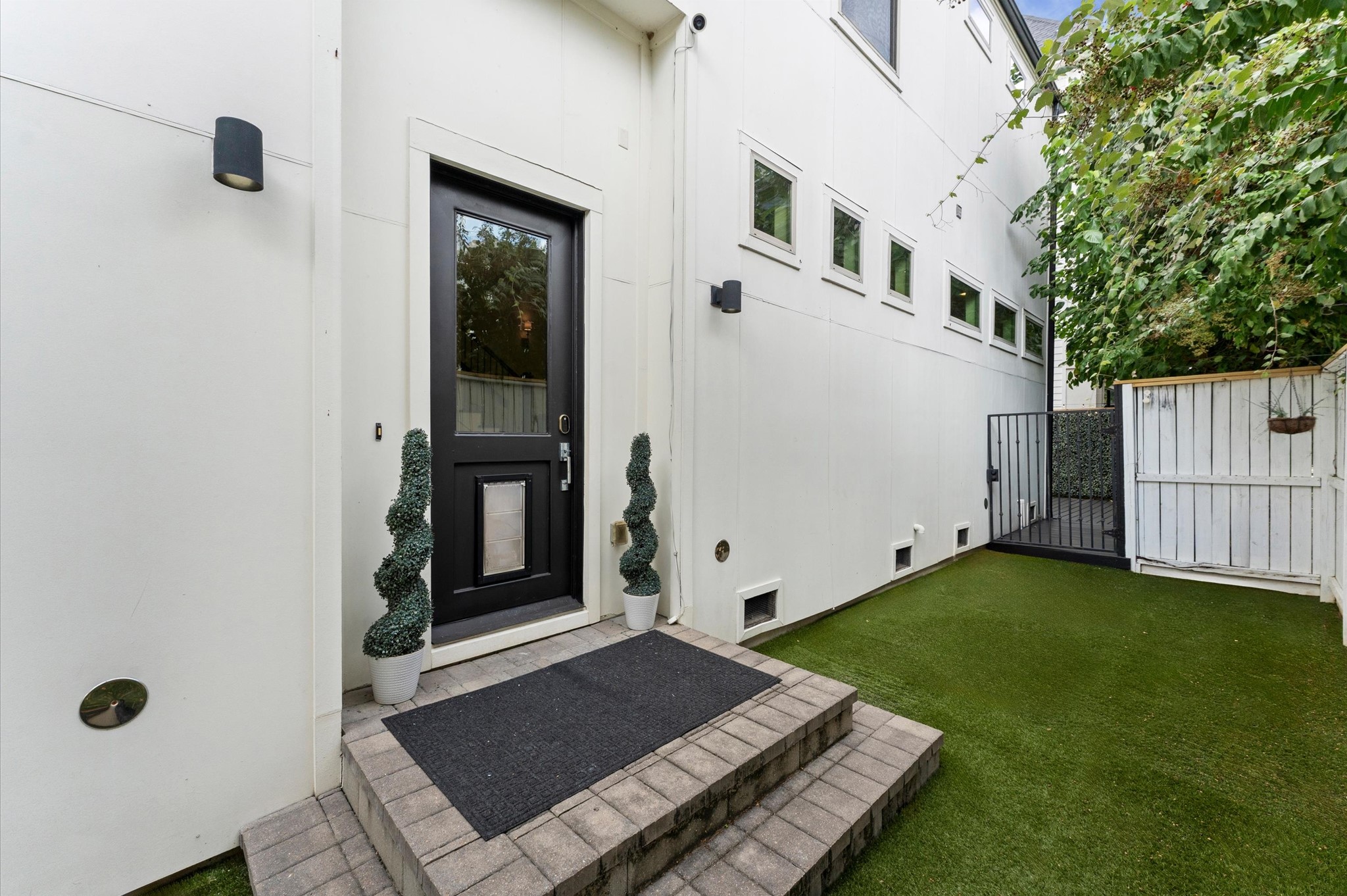 1902 West 25th Street Houston, TX 77008 - Photo 17 of 49 a view of backyard of a house