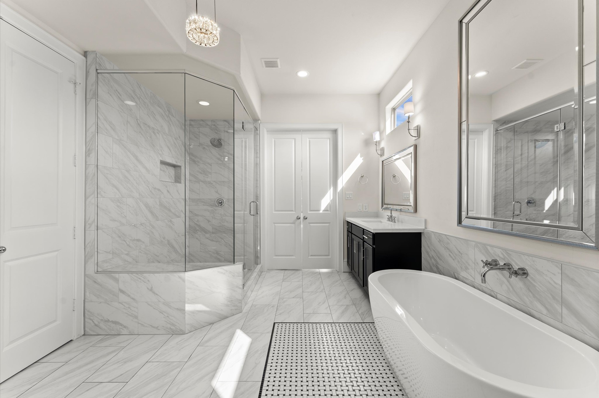 1902 West 25th Street Houston, TX 77008 - Photo 32 of 49 a bathroom with a bathtub a sink a toilet and a shower