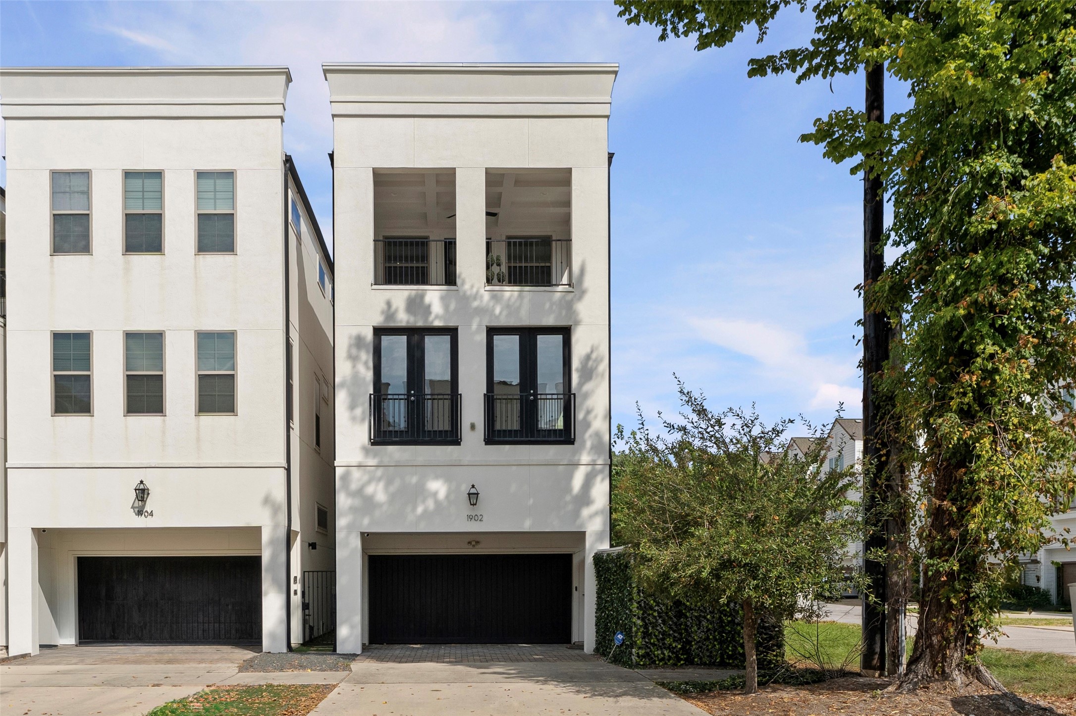 1902 West 25th Street Houston, TX 77008 - Photo 8 of 49 a building with a window and balcony