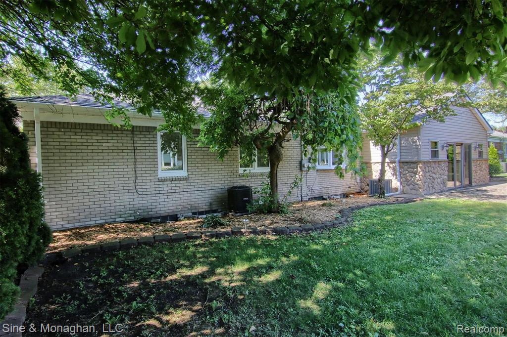 1536 Cook Road Grosse Pointe Woods, MI 48236 - Photo 36 of 39