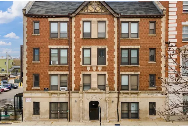 $1,670 | 3345 North Marshfield Avenue, Unit 202, Chicago, IL 60657