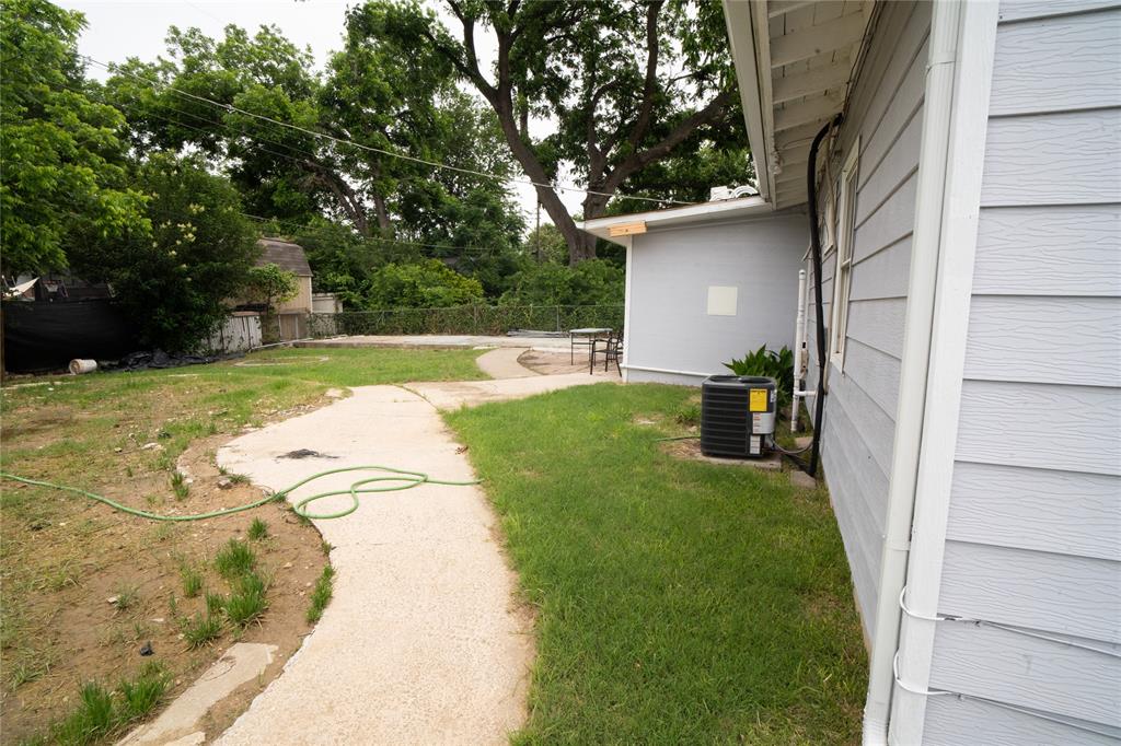 2136 Ridgeway Street Arlington, TX 76010 - Photo 29 of 32 a view of back yard of the house
