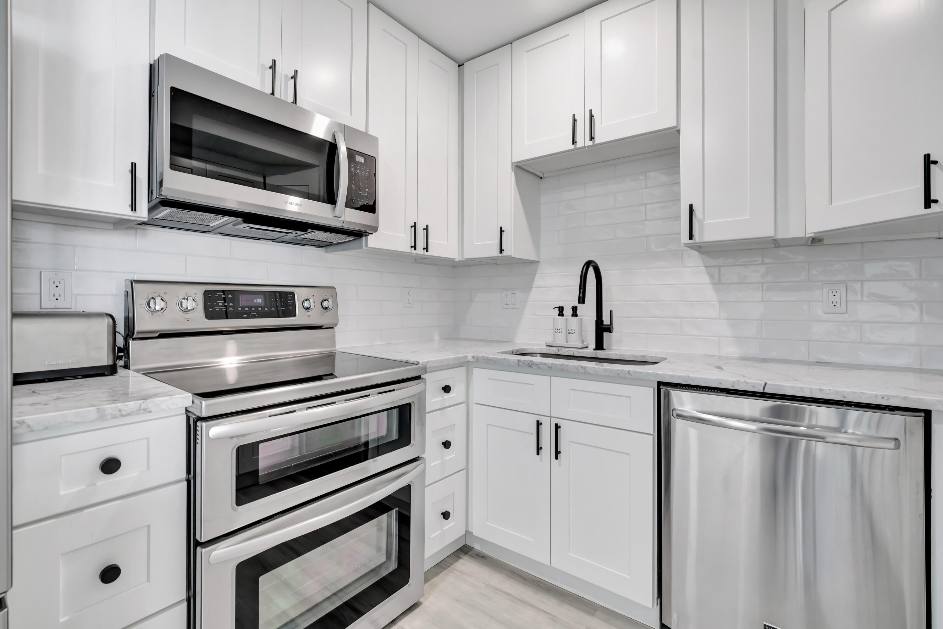 336 Golfview Road, Unit 1104 North Palm Beach, FL 33408 - Photo 7 of 54 a kitchen with appliances a sink and cabinets