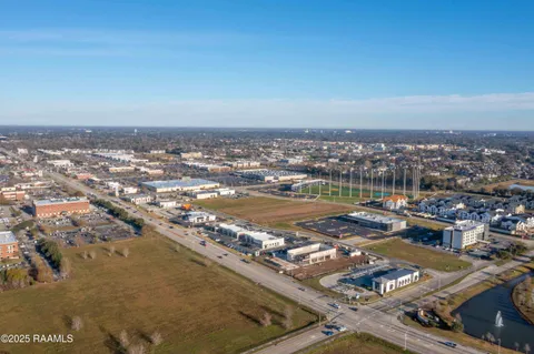 $3,067,500 | 306 Meadow Farm Drive, Lafayette, LA 70508