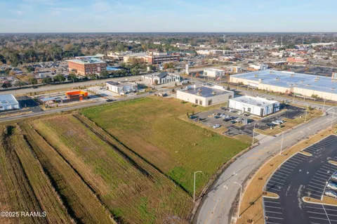 $3,067,500 | 306 Meadow Farm Drive, Lafayette, LA 70508