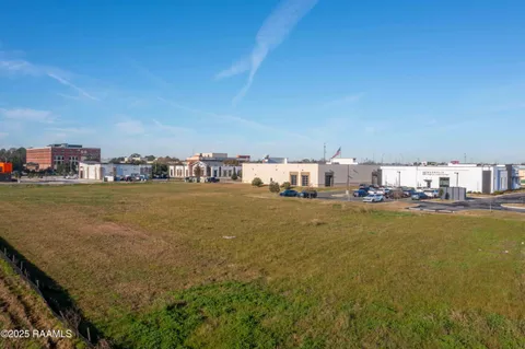 $3,067,500 | 306 Meadow Farm Drive, Lafayette, LA 70508