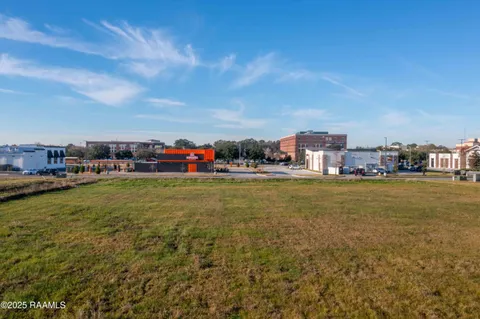 $3,067,500 | 306 Meadow Farm Drive, Lafayette, LA 70508