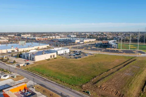 $3,067,500 | 306 Meadow Farm Drive, Lafayette, LA 70508