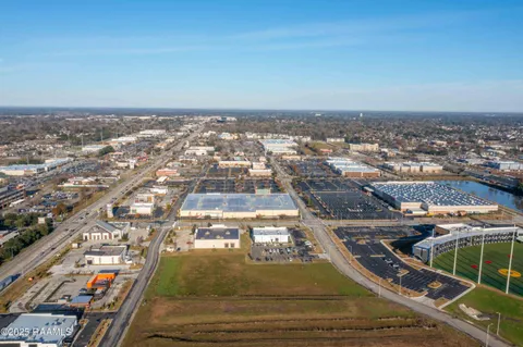 $3,067,500 | 306 Meadow Farm Drive, Lafayette, LA 70508