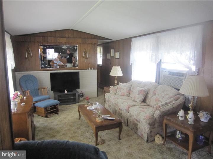 33 Bluebird Road Mantua, NJ 08051 - Photo 2 of 9 Living Room