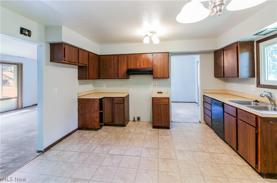 4663 McFarland Road Cleveland, OH 44121 - Photo 9 of 22