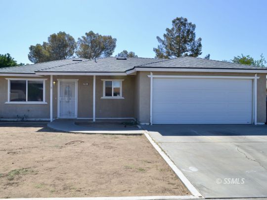 401 South Lincoln Street Ridgecrest, CA 93555 - Photo 1 of 27 front view of a house