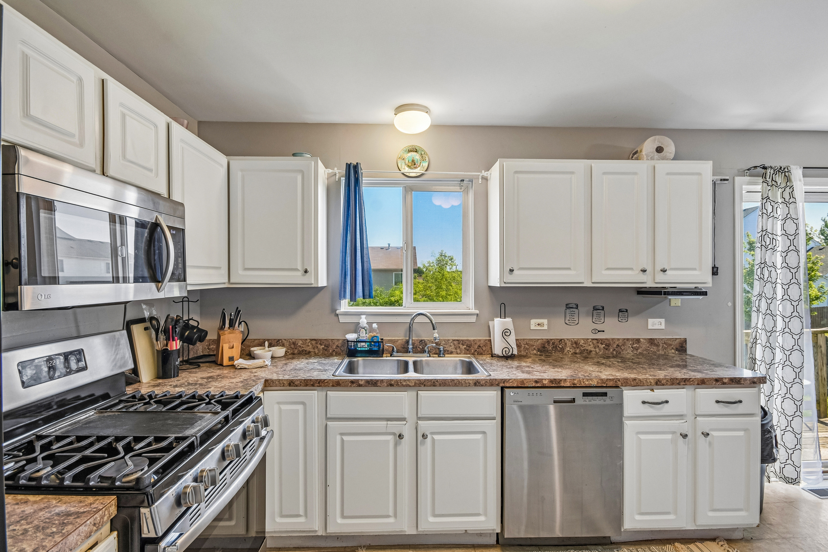 2011 Sunset Court Zion, IL 60099 - Photo 10 of 27