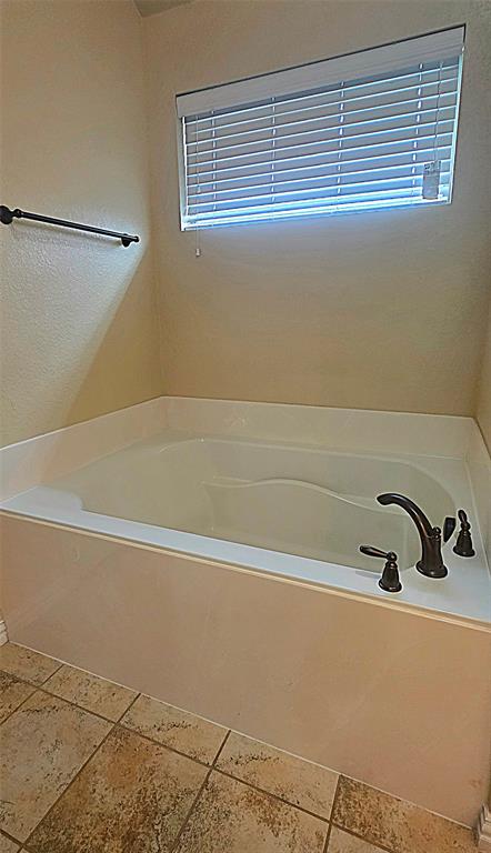 101 Hummingbird Drive Weatherford, TX 76085 - Photo 6 of 10 a bathroom with a bathtub