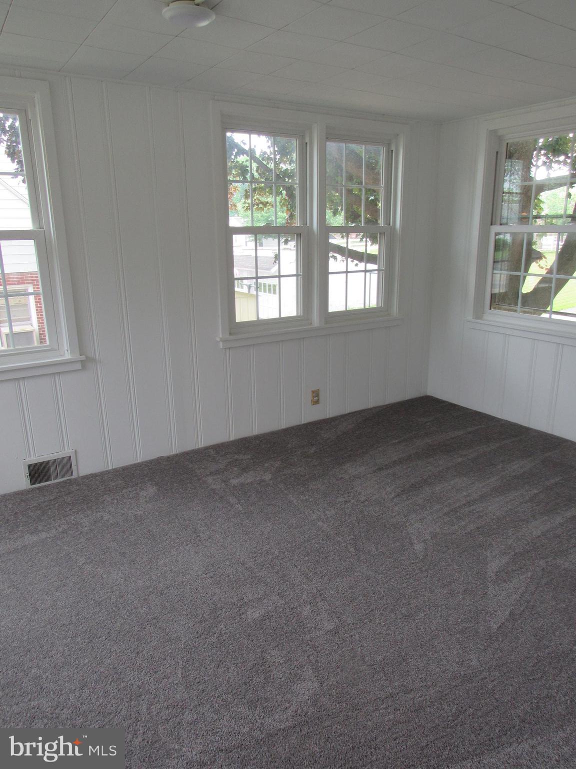 321 Nottingham Road Hagerstown, MD 21740 - Photo 12 of 33 Sun Room Off Living Room