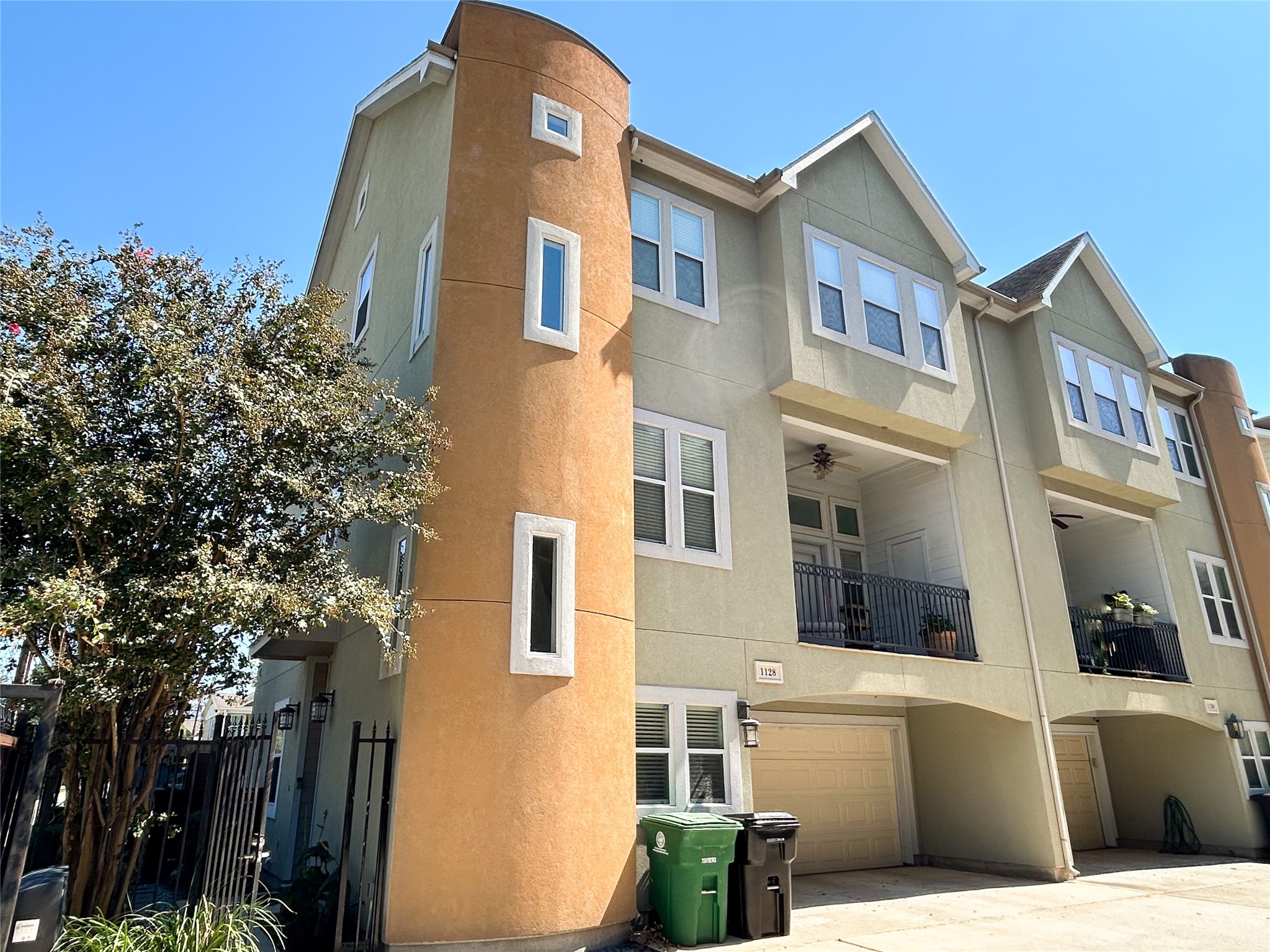 1128 West 26th Street Houston, TX 77008 - Photo 2 of 34 a front view of a building with a garden