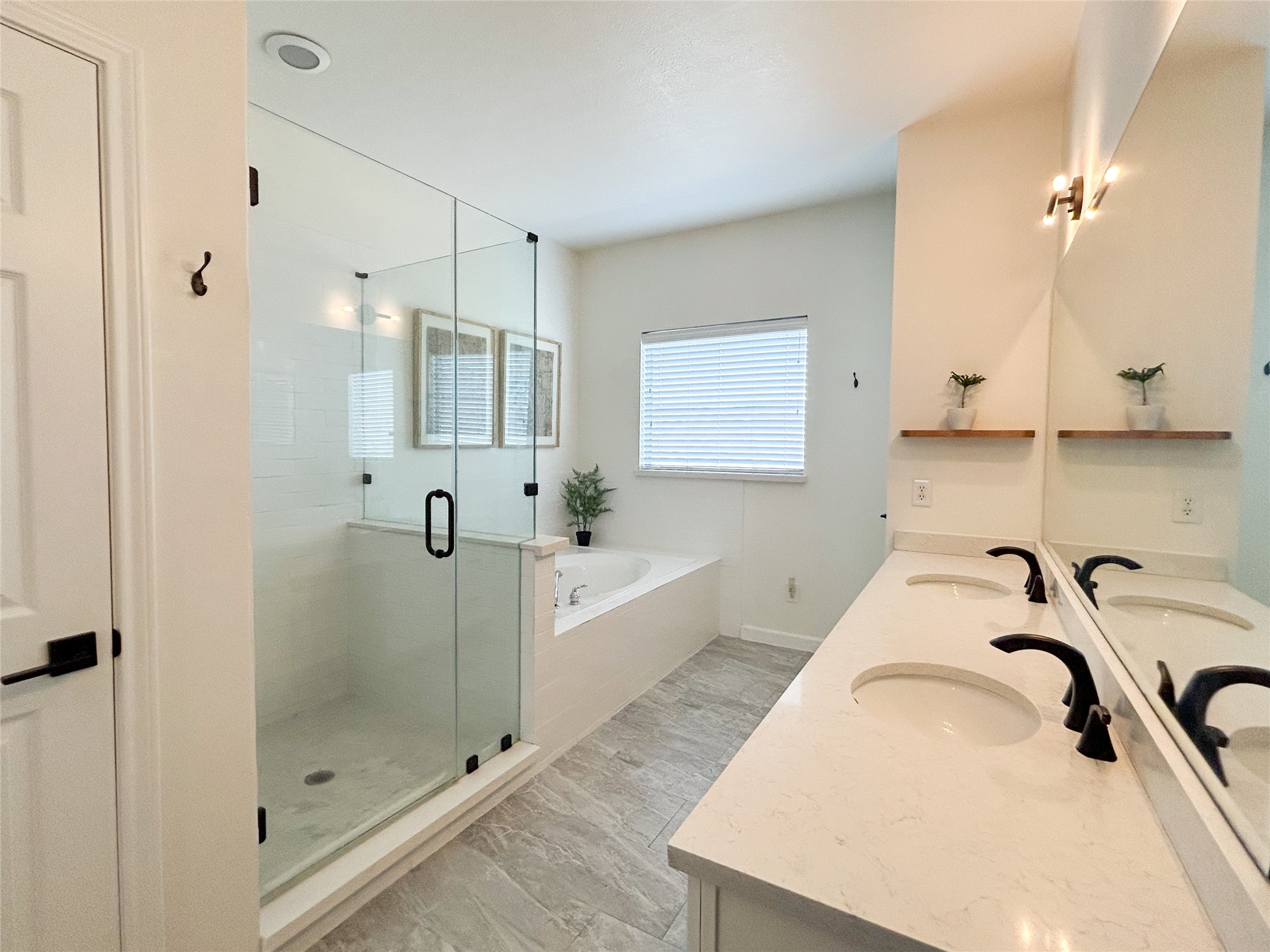 1128 West 26th Street Houston, TX 77008 - Photo 25 of 34 a bathroom with a bathtub and a shower